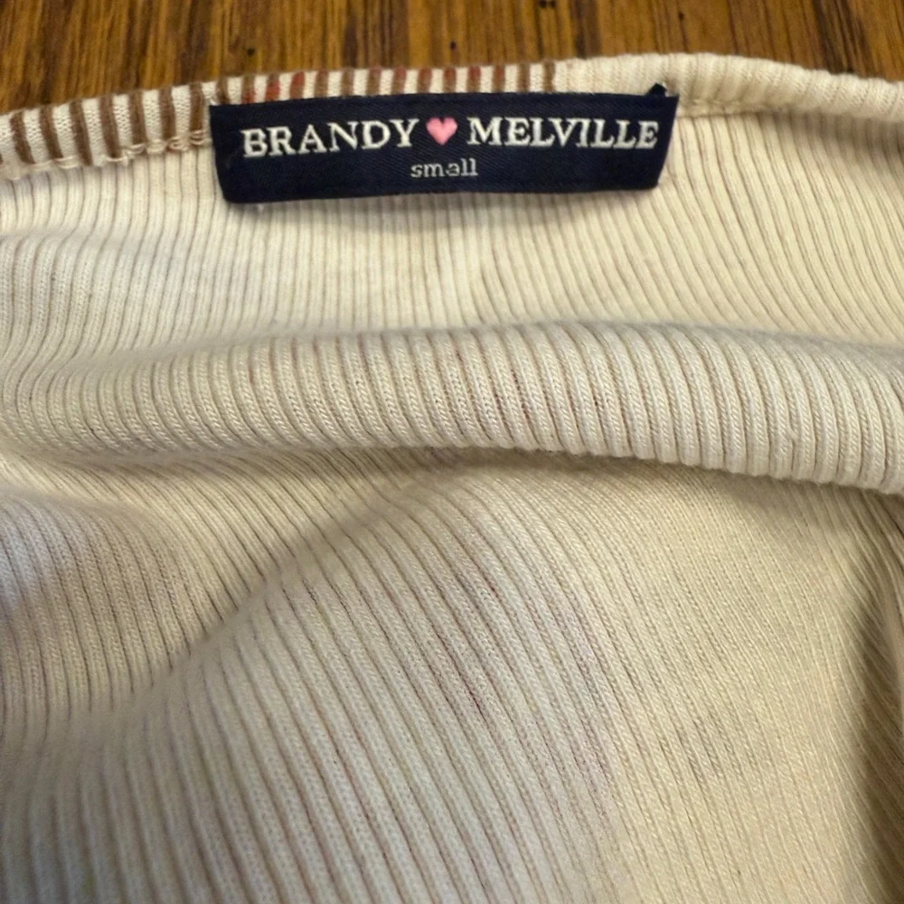 Brandy Melville Cream Ribbed Crop Top - Picture 3 of 3
